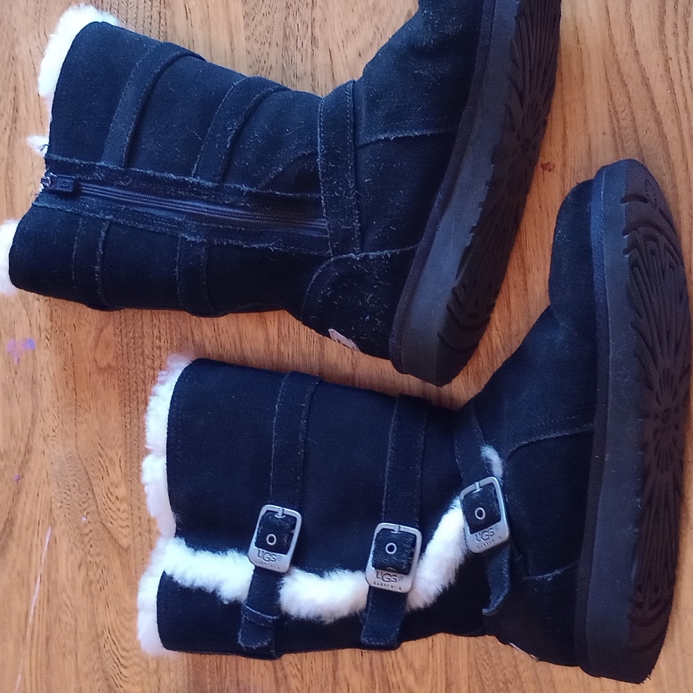 UGG Bailey LIKE NEW!! Three Buckle Black Boots size 4 - Picture 4 of 8